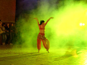 Split Dance! Belly Dancer