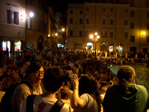 The nighttime madness of Trevi Fountain