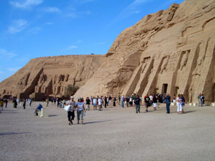 Abu Simbel: The rock temples for Ramses II and Nefertari